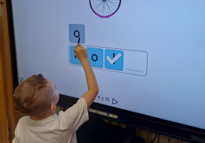 „Myślę o szkole, bawiąc się monitorem" – rozwijamy kompetencje cyfrowe!