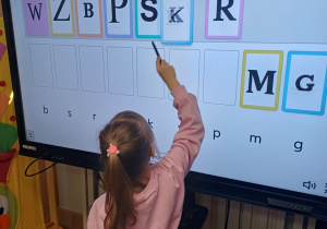 „Myślę o szkole, bawiąc się monitorem" – rozwijamy kompetencje cyfrowe!