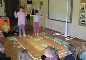 Zabawy ,,Jeżyków" z Smart Floor!