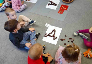 Ślimaczki poznają literkę A!
