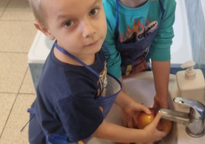 Jesienne dary ogrodu i sadu – "Ślimaczki" poznają zdrowe smaki!
