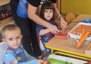 Jesienne dary ogrodu i sadu – "Ślimaczki" poznają zdrowe smaki!