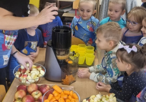 Jesienne dary ogrodu i sadu – "Ślimaczki" poznają zdrowe smaki!