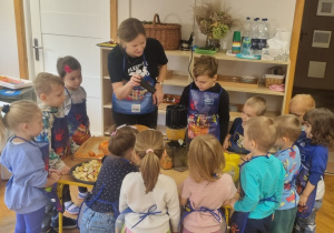 Jesienne dary ogrodu i sadu – "Ślimaczki" poznają zdrowe smaki!