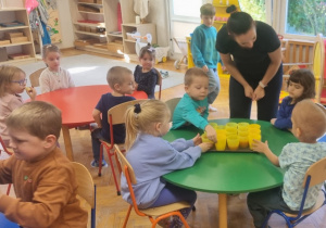 Jesienne dary ogrodu i sadu – "Ślimaczki" poznają zdrowe smaki!