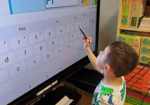 Myślę o szkole bawiąc się z monitorem