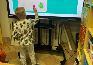 Myślę o szkole bawiąc się z monitorem