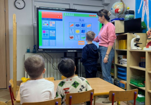 Myślę o szkole bawiąc się z monitorem