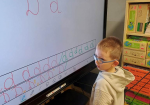 Myślę o szkole bawiąc się z monitorem