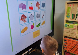 Myślę o szkole bawiąc się z monitorem