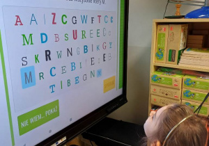 Myślę o szkole bawiąc się z monitorem