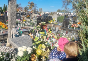 Sówki i Zajączki odwiedzają cmentarz Emaus