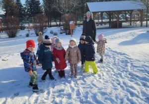 Niedźwiadki- zabawy na śniegu i dokarmianie ptaków!