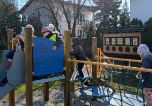 Niedźwiadki- zabawy na podwórku przedszkolnym!