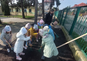 Sówki sadziły śliwowiśnie w ogródku przed przedszkolem!