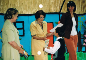 Pani Dyrektor Krystyna Ostrowska wraz z nauczycielkami od prawej Elżbietą Żurek i od lewej Anną Brzozowską