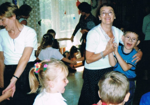 Pani Dyrektor Krystyna Ostrowska i nauczycielka Bożena Wójt w zabawie z dziećmi