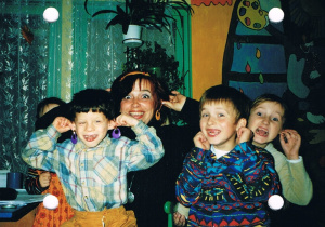 Nauczycielka Hanna Sokołowska z dziećmi z grupy